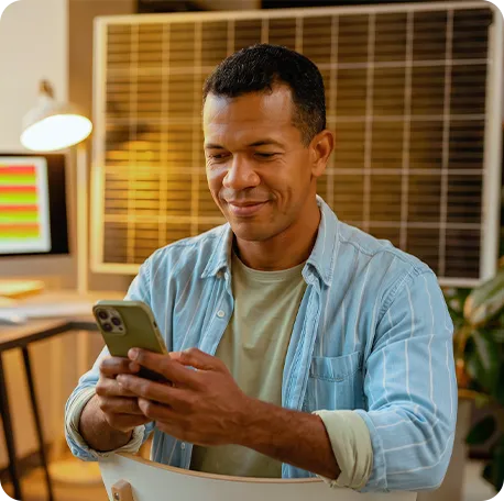 Homem segurando smartphone